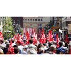 La movilización, multitudinaria, cuando discurría por la céntrica calle de Ordoño II. FERNANDO OTERO