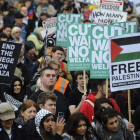 Una multitud se manifiesta en Trafalgar Square en Londres (Reino Unido) durante una protesta en contra de los 10 años de la intervención militar en Afganistán hoy.