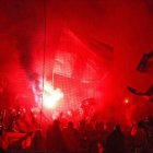 Los aficionados del Barça sacaron bengalas en la grada del estadio Olympique de Lyon.