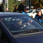 Dos policías locales durante el control de un vehículo.