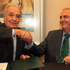 Ramón Ferrero y José María Rey, ayer, en la presentación del convenio.