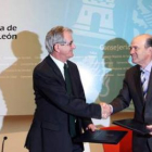 Álvarez Guisasola y Díaz Villarig sellan el convenio de colaboración.