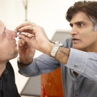 El doctor Vijh, médico de 'Belleza en crisis', reconstruye la nariz de Maciek, un polaco de 36 años