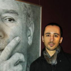 El artista gallego Marcos Rey junto a una de sus obras.