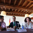 En el centro, el director general de Turismo, Javier Ramírez, y la alcaldesa, Gloria Fernández Merayo, ayer en el Castillo. ANA F. BARREDO