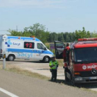 La ambulancia del 112 se lleva a la víctima y la grúa recoge el vehículo del accidentado.