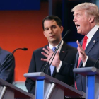 Donald Trump, durante una intervención, observado por Scott Walker y Ben Carson, anoche en Cleveland.