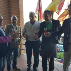 Las autoridades y el pregonero brindan con vino en el balcón del Ayuntamiento. MEDINA
