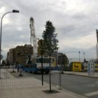 Los operarios instalaron ayer una grúa para comenzar las obras del puente del ferrocarril