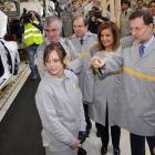 Rajoy conversa con trabajadores durante su visita a la planta de Renault.