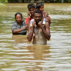 Una familia afectada por las inundaciones del ciclón Mora en la localidad de Kaduwela en Sri Lanka.