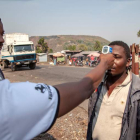Personal médico toma la temperatura a un ciudadano como medida de prevención contra el ébola en Gomao. MARK NAFTALIN