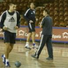 Patrick Canayer sigue el entrenamiento de su equipo, con Stefanovic y Bojinovic a su lado
