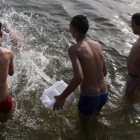 Varias perosnas nadan en un lago de El Cairo este miércoles por la ola de calor.