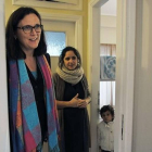 La comisaria de Interior, Cecilia Malmström, en Atenas, con unos refugiados.