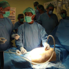 Un momento de una intervención en el Hospital Universitario de León.