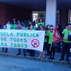 Los profesores y representantes de la UGT, ayer por la mañana ante el colegio Peñalba.
