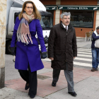 El ex alcalde socialista Francisco Fernández llega al juzgado acompañado de su abogada. MARCIANO