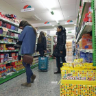 Consumidoras en un supermercado Condis de Barcelona