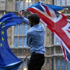 Un hombre con las banderas de la UE y el Reino Unido en una protesta contra el brexit en Londres.