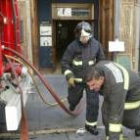 Dos dotaciones de bomberos intervinieron en el incendio del Zuloaga, provocado por una freidora