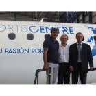 Toni Nadal posa junto a Richard Clark, director comercial de Air Europa, y Victor Barreira, CEO del Rafa Nadal Sports Centre.