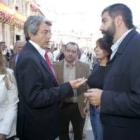Miguel Martínez charla con Guillermo Murias durante las recientes fiestas de La Encina en Ponferrada