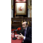 Rubalcaba fue entrevistado por RNE en el Congreso.