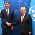 Imagen del presidente del Gobierno, Pedro Sánchez, junto al secretario general de la ONU. EFE