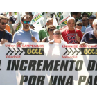Cerca de doscientos agricultores y ganaderos secundaron esta protesta por las calles de Valladolid. R. GARCÍA