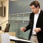 Óscar López antes de la rueda de prensa.