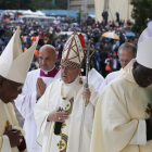 El papa Francisco ofició una misa en el campus de la universidad de Nairobi.