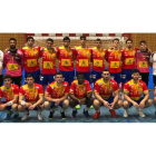 Foto de familia de la selección española júnior que dirige Isidoro Martínez. RFEBM