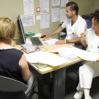 Una paciente es atendida por los especialistas en el triaje del Hospital de León, ayer a las 11.00 horas.