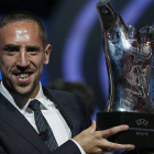 Ribéry, con el trofeo que lo acredita como mejor jugador de Europa de la temporada pasada.
