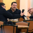 Salvini, Giorgetti y Fontana se hacen ayer un selfi. ETTORE FERRARI