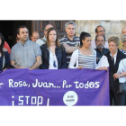La madre y hermanas de Juan Padilla sostienen la pancarta en las esquinas. En el centro Ursicino Sánchez y Sara Canosa, de CC.OO.
