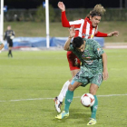 José Antonio, de rojiblanco, corta el avance de un jugador de La Hoya de Lorca.