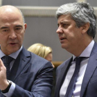 El comisario europeo de Economía, Pierre Moscovici, conversa con el ministro portugés de Finanzas, Mario Centeno, este martes en Bruselas.