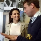 La actriz Juliette Binoche y Johattan W. Ardenson, director creativo de Loewe.