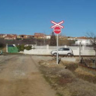 Uno de los tres pasos a nivel que Feve cerrará en Villasinta tras construir una carretera de servici