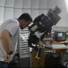 Un astrónomo leonés ultimaba ayer por la tarde los preparativos del observatorio Pedro Duque