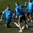 Los jugadores del Real Madrid Sergio Ramos (i) y Toni Kroos (d), durante el entrenamiento realizado esta mañana en la Ciudad Deportiva de Valdebebas para preparar el partido de Liga de mañana frente al Girona.