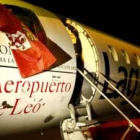 El avión que realizó la última ruta de la compañía el miércoles portaba una bandera de León