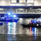 Al menos dos personas murieron hoy al estrellarse un helicóptero frente a la costa oriental de la isla de Manhattan.