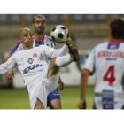 Chema Mato disputa un balón ante Bornes en el último derbi