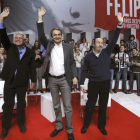 Felipe González, Zapatero y Rubalcaba saludan en el homenaje por el 30 aniversario de la llegada al Gobierno de González.