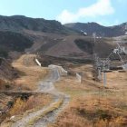 Las pistas de Cebolledo, en San Isidro, sin nieve la pasada semana; así sigue la montaña leonesa con el invierno en ciernes.