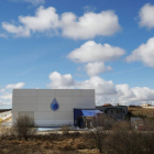 Vista exterior de la instalación industrial y captación del manantial de San Miguel del Camino. RAMIRO