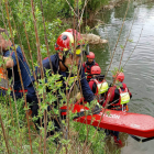 Bomberos y Policía participaron en el rescate del cuerpo. RAMIRO